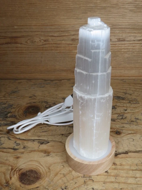 Lampka z kamienia – selenit menhir