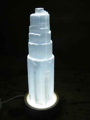 Lampka z kamienia – selenit menhir