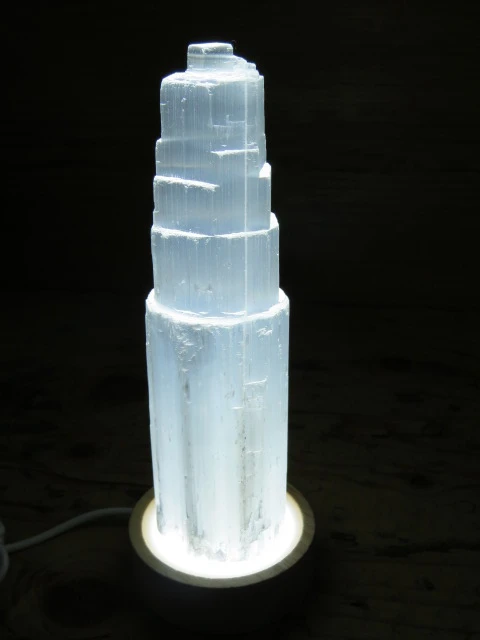 Lampka z kamienia – selenit menhir
