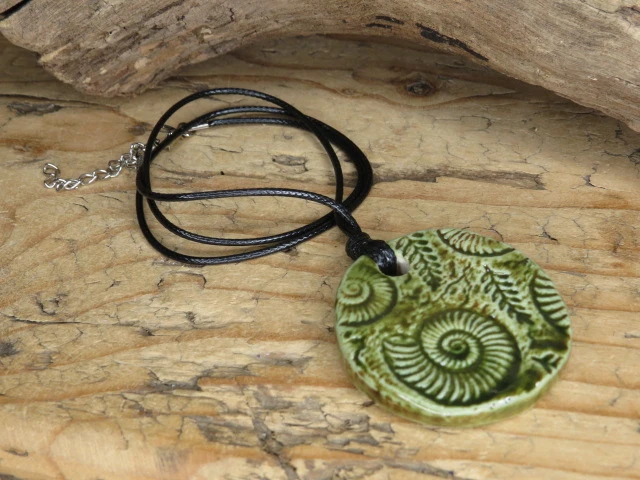 Amonity wisior ceramiczny