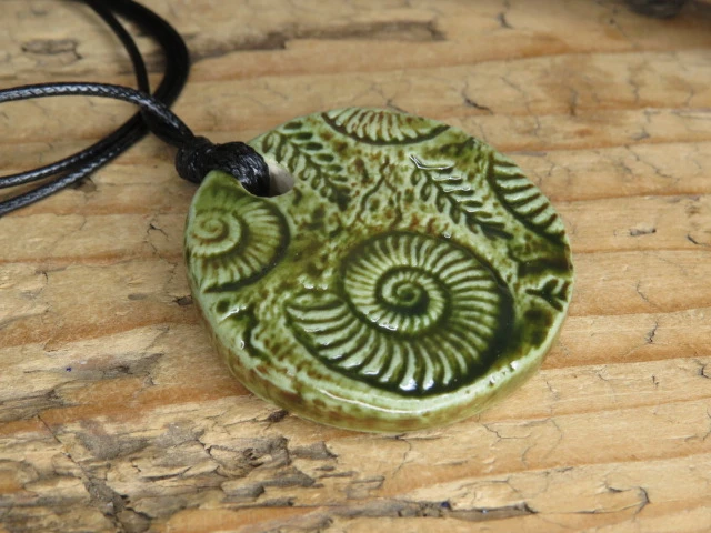 Amonity wisior ceramiczny