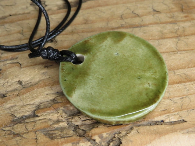 Amonity wisior ceramiczny