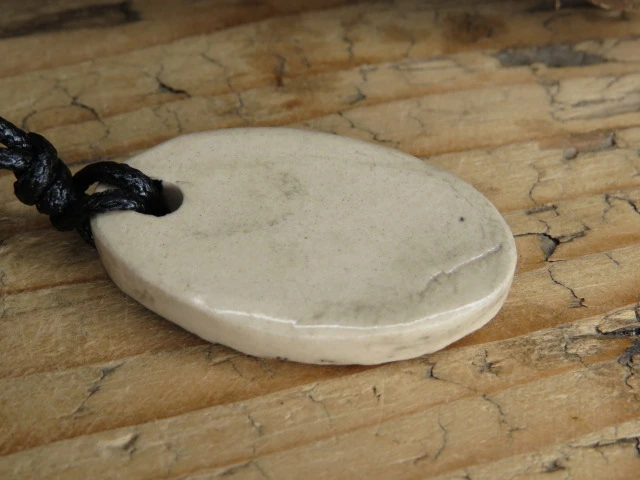 Dawna osada – ceramiczny wisior z motywem domów