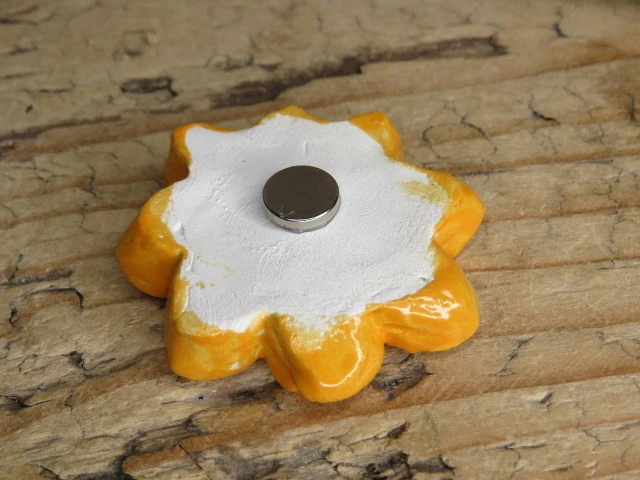 Ceramiczny magnes – żółty kwiatek - ceramika ręcznie robiona