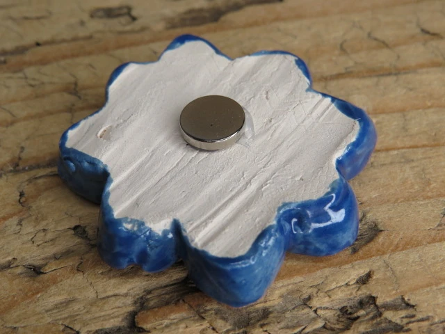 Ceramiczny magnes – niebieski kwiatek - ceramika ręcznie robiona