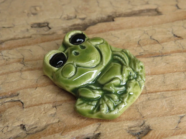 Zielona żabka – ceramiczny magnes