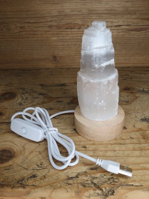 Lampka z kamienia – selenit menhir