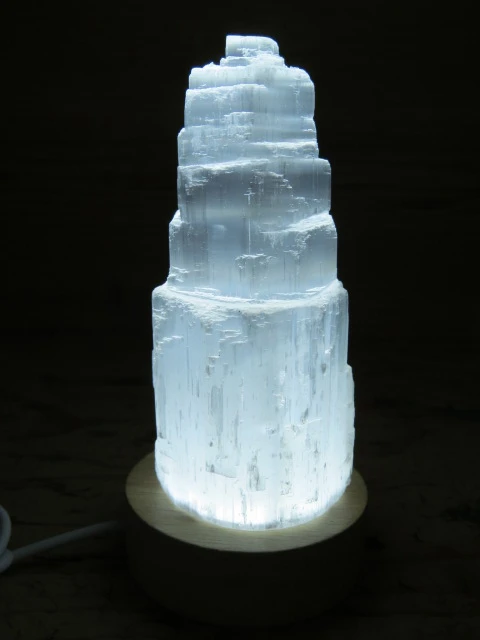 Lampka z kamienia – selenit menhir