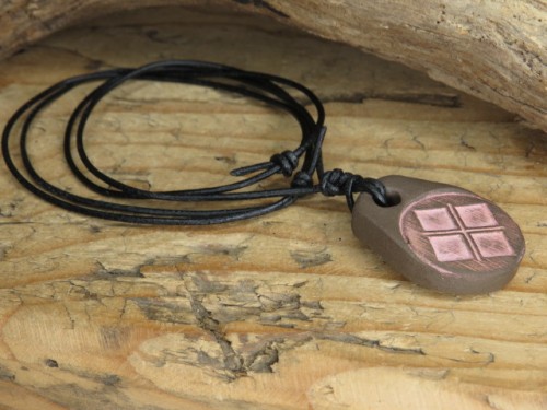 Symbol Bogini Mokosz – wisior z surowej gliny - ceramika