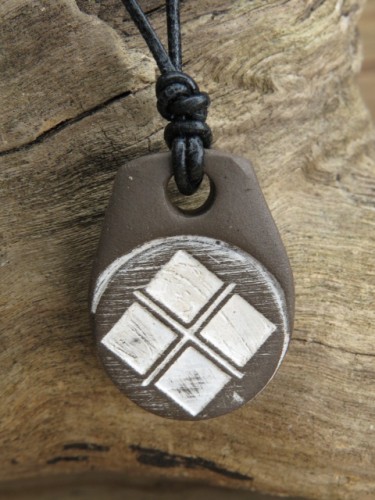Symbol Bogini Mokosz – wisior z ciemnej gliny - ceramika