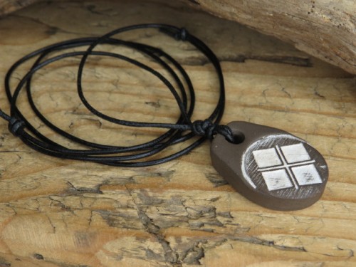 Symbol Bogini Mokosz – wisior z ciemnej gliny - ceramika