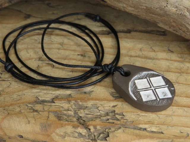 Symbol Bogini Mokosz – wisior z ciemnej gliny - ceramika
