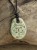 Wisior z ceramiki z symbolem Ręce Boga – słowiański amulet ochronny
