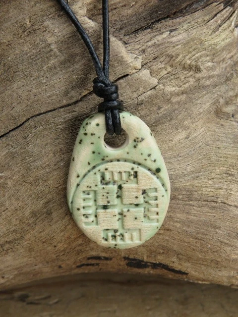 Wisior z ceramiki z symbolem Ręce Boga – słowiański amulet ochronny
