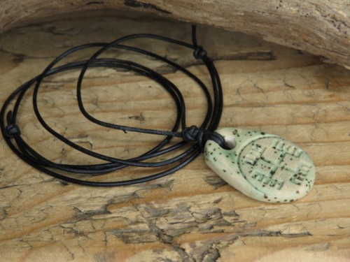 Wisior z ceramiki z symbolem Ręce Boga – słowiański amulet ochronny