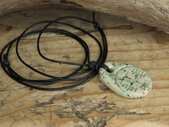 Wisior z ceramiki z symbolem Ręce Boga – słowiański amulet ochronny
