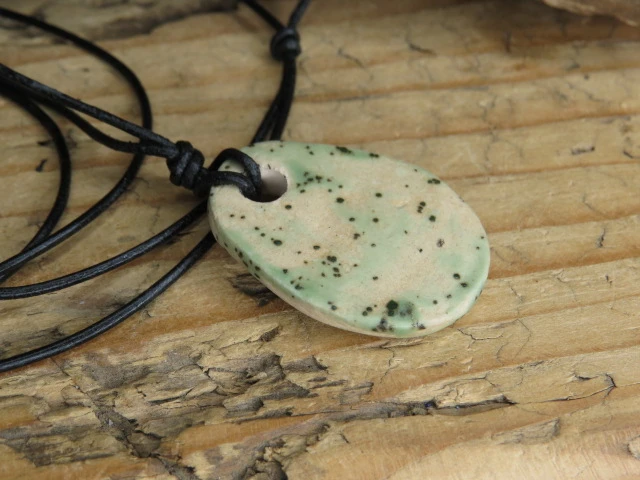 Wisior z ceramiki z symbolem Ręce Boga – słowiański amulet ochronny