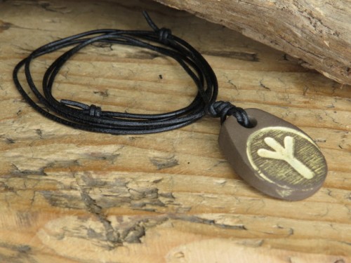 Runa Algiz - wisior z ceramiki - amulet ochronny