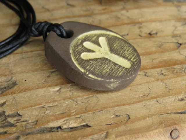 Runa Algiz - wisior z ceramiki - amulet ochronny