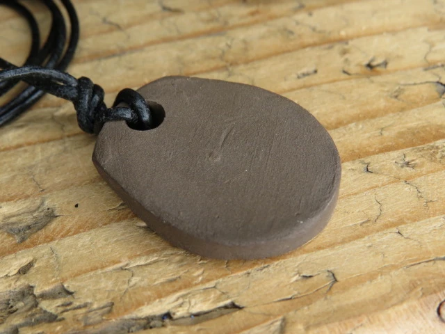 Runa Algiz - wisior z ceramiki - amulet ochronny