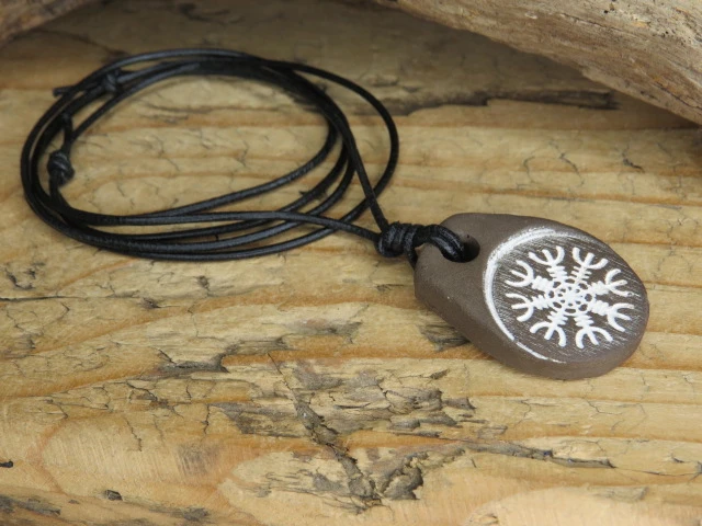 Aegishjalmur -Tarcza Algizowa - wisior z ceramiki - amulet ochronny