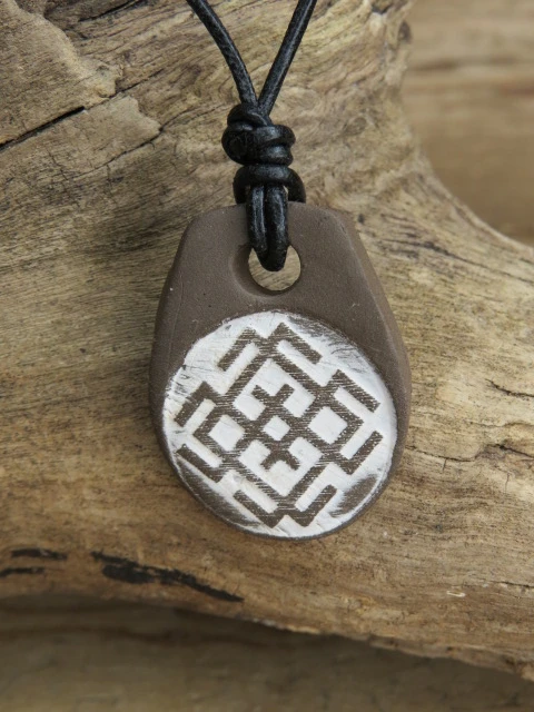 Wisior Białobóg – słowiański amulet ceramiczny