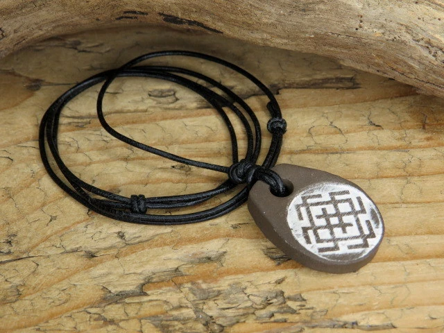 Wisior Białobóg – słowiański amulet ceramiczny