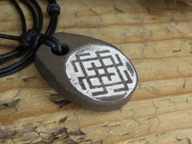 Wisior Białobóg – słowiański amulet ceramiczny