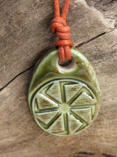 Ceramiczny wisior Swarga – słowiański amulet siły, światła i odrodzenia