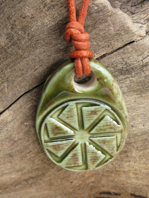 Ceramiczny wisior Swarga – słowiański amulet siły, światła i odrodzenia