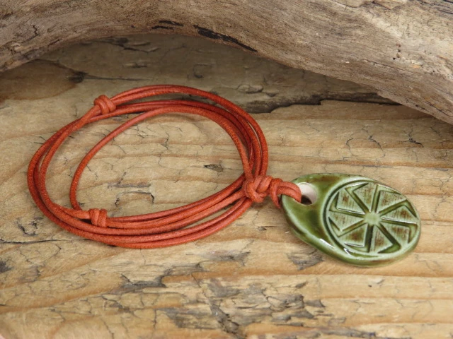 Ceramiczny wisior Swarga – słowiański amulet siły, światła i odrodzenia