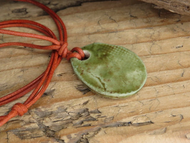 Ceramiczny wisior Swarga – słowiański amulet siły, światła i odrodzenia