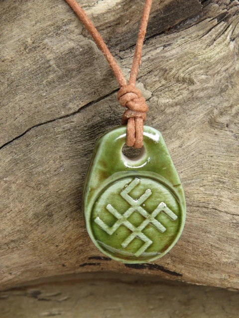 Wisior Swaróg – słowiański amulet ceramiczny