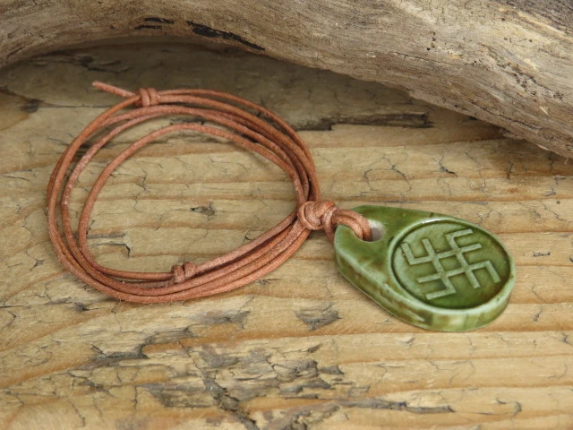 Wisior Swaróg – słowiański amulet ceramiczny