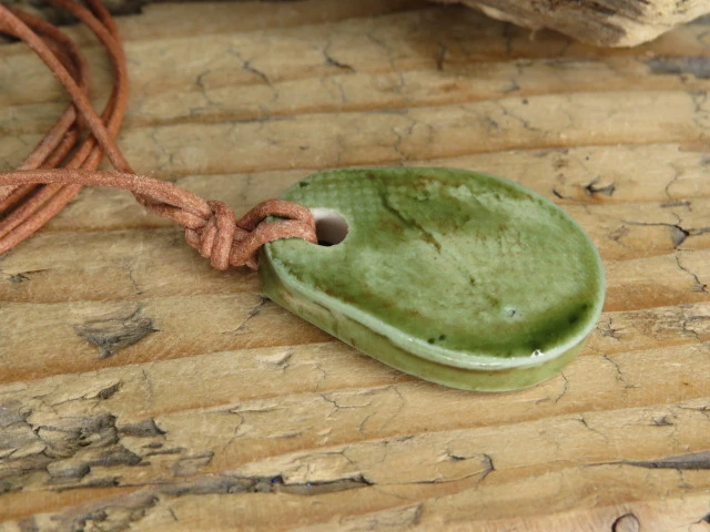 Wisior Swaróg – słowiański amulet ceramiczny