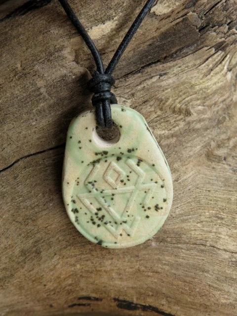 Wisior Czarnobóg – ceramiczny amulet słowiański