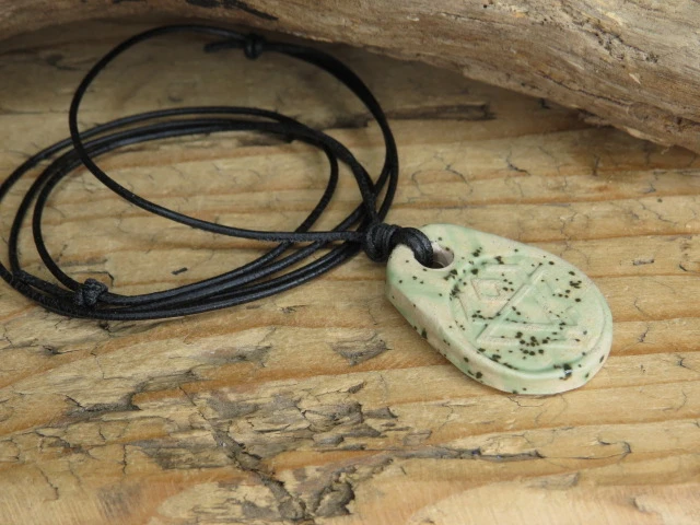 Wisior Czarnobóg – ceramiczny amulet słowiański