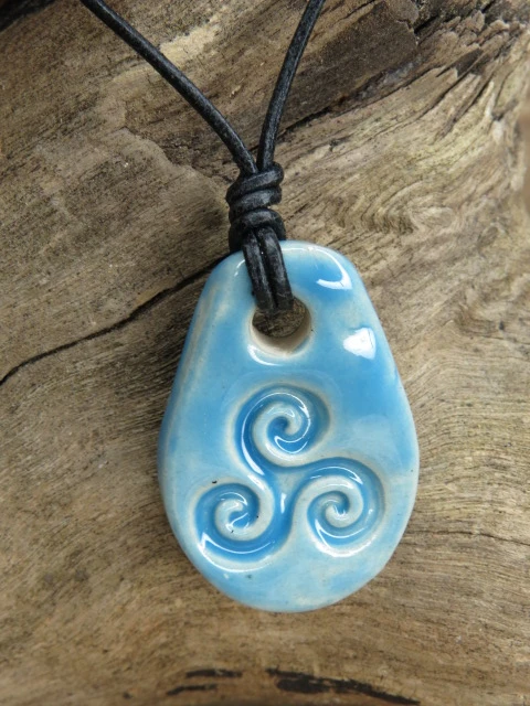 Ceramiczny wisior Triskelion – niebieskie szkliwo - rękodzieło