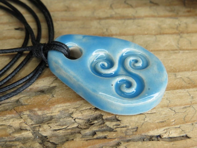 Ceramiczny wisior Triskelion – niebieskie szkliwo - rękodzieło