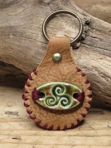 Skórzany brelok z symbolem Mokosz i ceramicznym koralikiem Triskelion