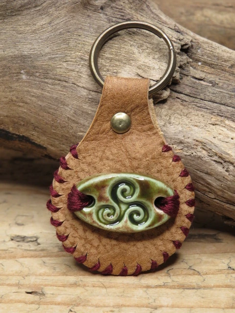 Skórzany brelok z symbolem Mokosz i ceramicznym koralikiem Triskelion