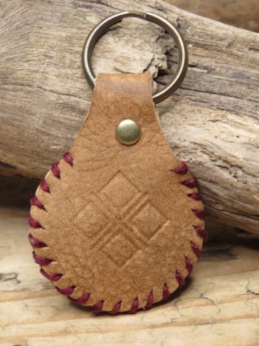 Skórzany brelok z symbolem Mokosz i ceramicznym koralikiem Triskelion