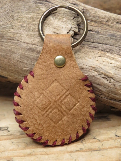 Skórzany brelok z symbolem Mokosz i ceramicznym koralikiem Triskelion