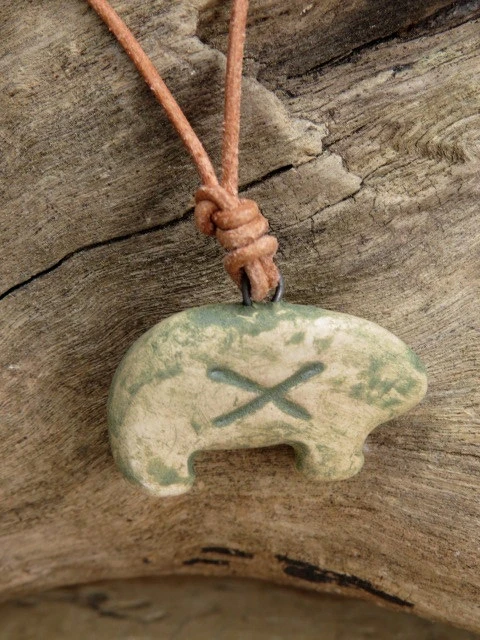Miś Ślężański – ceramiczny wisior z angobą zieloną