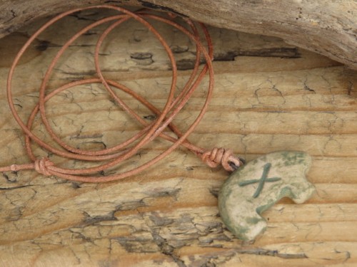 Miś Ślężański – ceramiczny wisior z angobą zieloną