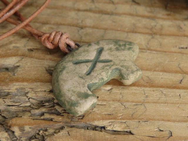 Miś Ślężański – ceramiczny wisior z angobą zieloną