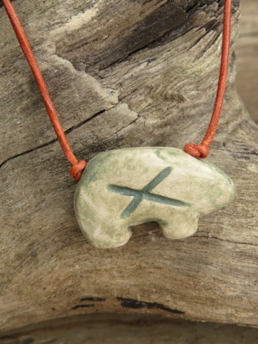 Miś Ślężański – ceramiczny wisior z angobą zieloną