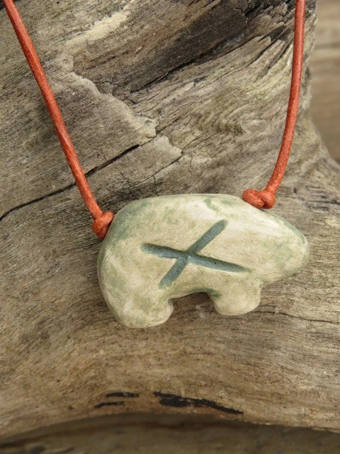Miś Ślężański – ceramiczny wisior z angobą zieloną