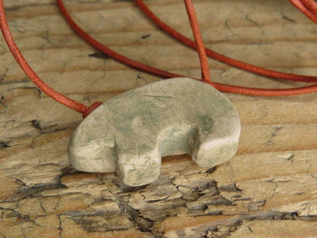 Miś Ślężański – ceramiczny wisior z angobą zieloną