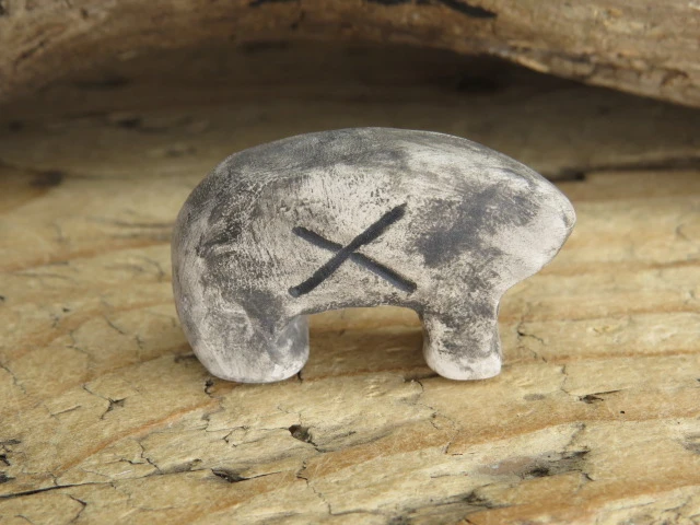 Miś Ślężański – figurka ceramiczna